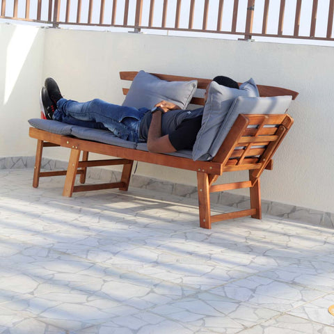 أريكة خشبية صلبة من خشب السنط في الهواء الطلق