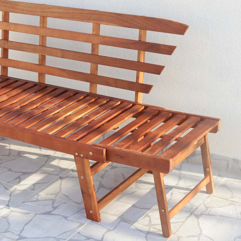 أريكة خشبية صلبة من خشب السنط في الهواء الطلق