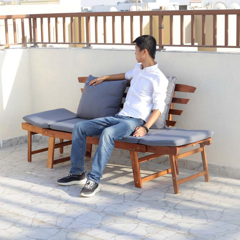 أريكة خشبية صلبة من خشب السنط في الهواء الطلق