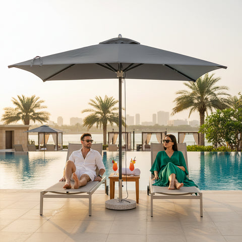 مظلة مربعة رمادية بقاعدة رخامية