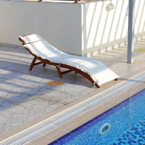 This wooden folding curved sun lounger patio is expertly crafted for both comfort and convenience.